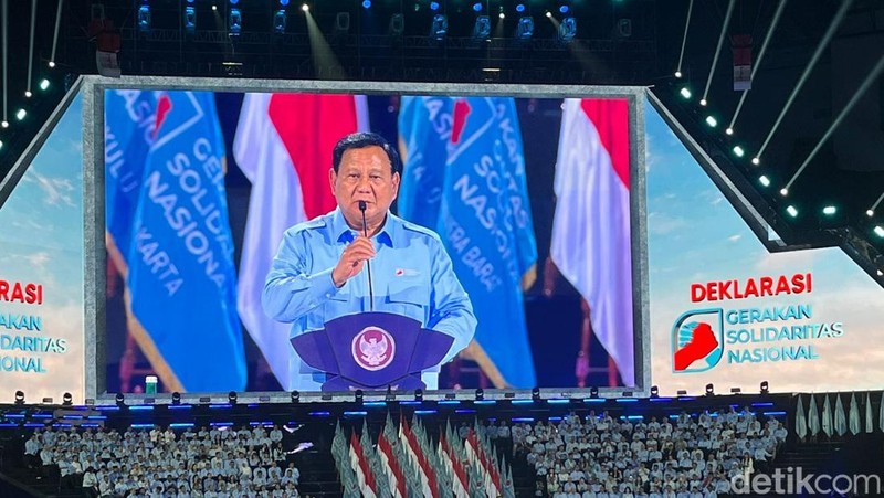 Ribuan pendukung Presiden Prabowo Subianto terlihat mulai memadati kawasan Gelora Bung Karno (GBK) pada Sabtu (2/11/2024), untuk menghadiri deklarasi Gerakan Solidaritas Nasional (GSN) di Indonesia Arena. (CNBC Indonesia/Verda Nano Setiawan)