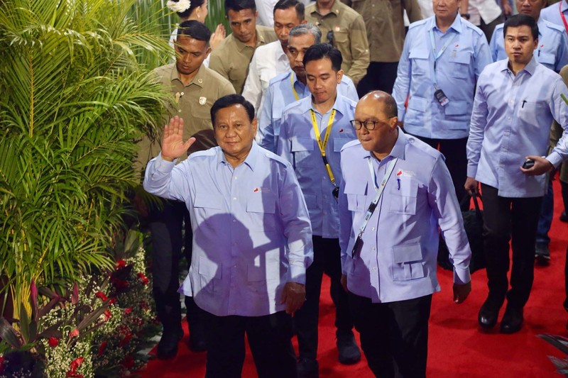 Ribuan pendukung Presiden Prabowo Subianto terlihat mulai memadati kawasan Gelora Bung Karno (GBK) pada Sabtu (2/11/2024), untuk menghadiri deklarasi Gerakan Solidaritas Nasional (GSN) di Indonesia Arena. Ribuan pendukung Presiden Prabowo Subianto terlihat mulai memadati kawasan Gelora Bung Karno (GBK) pada Sabtu (2/11/2024), untuk menghadiri deklarasi Gerakan Solidaritas Nasional (GSN) di Indonesia Arena. (CNBC Indonesia/Verda Nano Setiawan)