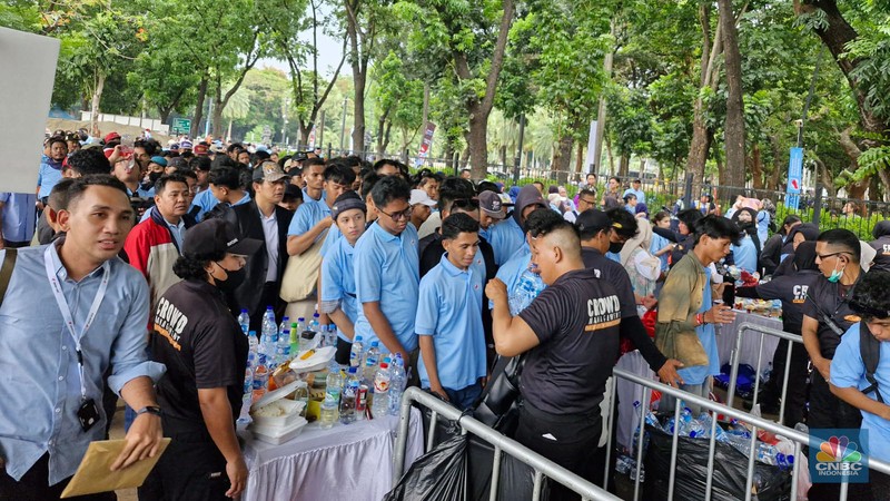 Ribuan pendukung Presiden Prabowo Subianto terlihat mulai memadati kawasan Gelora Bung Karno (GBK) pada Sabtu (2/11/2024), untuk menghadiri deklarasi Gerakan Solidaritas Nasional (GSN) di Indonesia Arena. Ribuan pendukung Presiden Prabowo Subianto terlihat mulai memadati kawasan Gelora Bung Karno (GBK) pada Sabtu (2/11/2024), untuk menghadiri deklarasi Gerakan Solidaritas Nasional (GSN) di Indonesia Arena. (CNBC Indonesia/Verda Nano Setiawan)