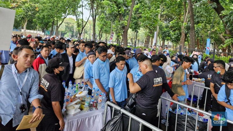 Ribuan pendukung Presiden Prabowo Subianto terlihat mulai memadati kawasan Gelora Bung Karno (GBK) pada Sabtu (2/11/2024), untuk menghadiri deklarasi Gerakan Solidaritas Nasional (GSN) di Indonesia Arena. (CNBC Indonesia/Verda Nano Setiawan)