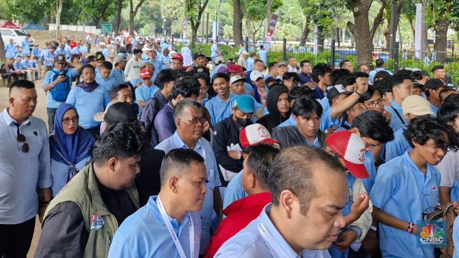 Ribuan pendukung Presiden Prabowo Subianto terlihat mulai memadati kawasan Gelora Bung Karno (GBK) pada Sabtu (2/11/2024), untuk menghadiri deklarasi Gerakan Solidaritas Nasional (GSN) di Indonesia Arena. (²©²ÊÍøÕ¾/Verda Nano Setiawan)