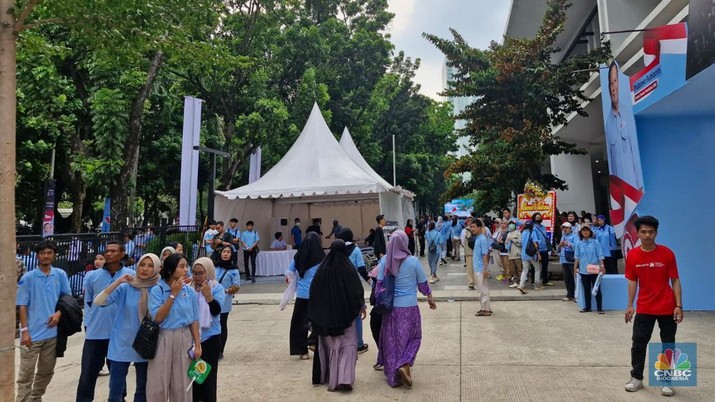 Ribuan pendukung Presiden Prabowo Subianto terlihat mulai memadati kawasan Gelora Bung Karno (GBK) pada Sabtu (2/11/2024), untuk menghadiri deklarasi Gerakan Solidaritas Nasional (GSN) di Indonesia Arena. (CNBC Indonesia/Verda Nano Setiawan)