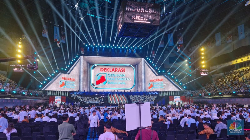 Ribuan pendukung Presiden Prabowo Subianto terlihat mulai memadati kawasan Gelora Bung Karno (GBK) pada Sabtu (2/11/2024), untuk menghadiri deklarasi Gerakan Solidaritas Nasional (GSN) di Indonesia Arena. Ribuan pendukung Presiden Prabowo Subianto terlihat mulai memadati kawasan Gelora Bung Karno (GBK) pada Sabtu (2/11/2024), untuk menghadiri deklarasi Gerakan Solidaritas Nasional (GSN) di Indonesia Arena. (CNBC Indonesia/Verda Nano Setiawan)