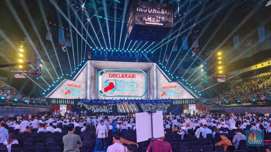 Ribuan pendukung Presiden Prabowo Subianto terlihat mulai memadati kawasan Gelora Bung Karno (GBK) pada Sabtu (2/11/2024), untuk menghadiri deklarasi Gerakan Solidaritas Nasional (GSN) di Indonesia Arena. (CNBC Indonesia/Verda Nano Setiawan)