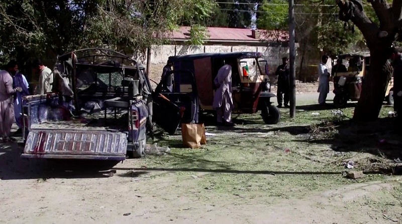 Serangan bom terjadi di dekat sebuah sekolah putri di Pakistan barat dan menewaskan tujuh orang, termasuk lima anak-anak. Serangan bom ini menargetkan para polisi yang mengawal para petugas vaksinasi polio pada hari Jumat (1/11/2024). Serangan bom terjadi di dekat sebuah sekolah putri di Pakistan barat dan menewaskan tujuh orang, termasuk lima anak-anak. Serangan bom ini menargetkan para polisi yang mengawal para petugas vaksinasi polio pada hari Jumat (1/11/2024). (Tangkapan Layar Video Reuters/)