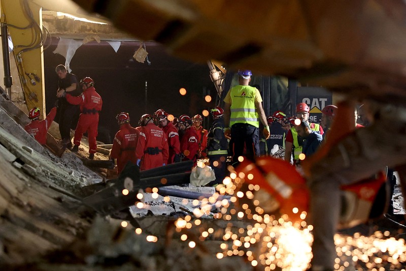 Petugas penyelamat membersihkan puing-puing setelah atap runtuh di pintu masuk stasiun kereta api di Novi Sad, Serbia, 1 November 2024. (Serbian Interior Ministry/Handout via REUTERS)