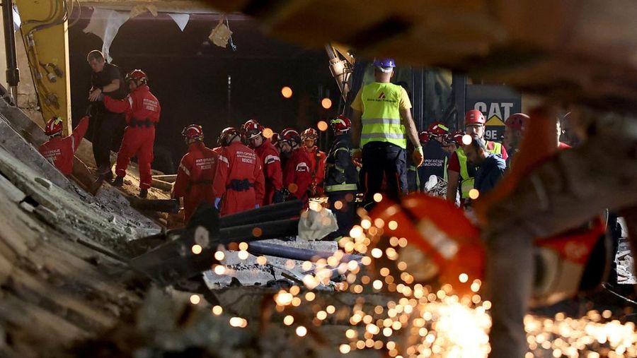 Petugas penyelamat membersihkan puing-puing setelah atap runtuh di pintu masuk stasiun kereta api di Novi Sad, Serbia, 1 November 2024. (Serbian Interior Ministry/Handout via REUTERS)