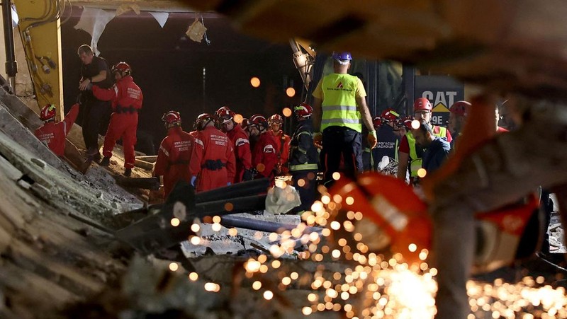 Petugas penyelamat membersihkan puing-puing setelah atap runtuh di pintu masuk stasiun kereta api di Novi Sad, Serbia, 1 November 2024. (Serbian Interior Ministry/Handout via REUTERS)