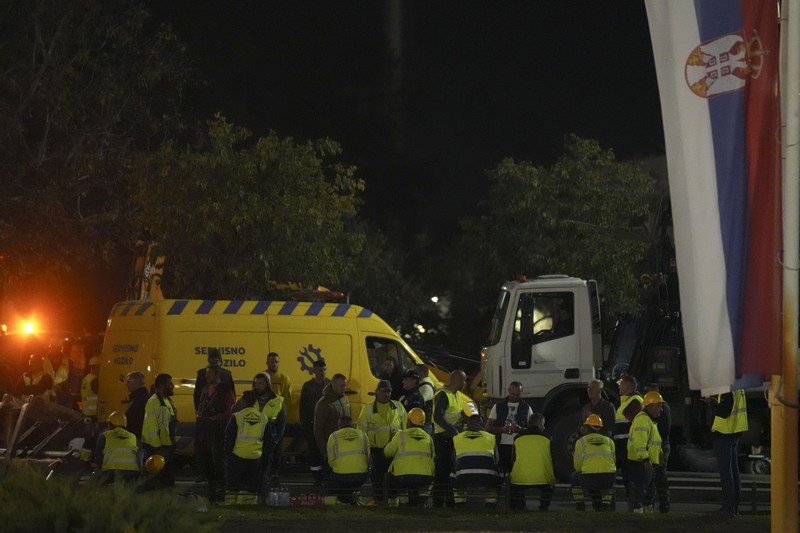 Petugas penyelamat membersihkan puing-puing setelah atap runtuh di pintu masuk stasiun kereta api di Novi Sad, Serbia, 1 November 2024. Petugas penyelamat membersihkan puing-puing setelah atap runtuh di pintu masuk stasiun kereta api di Novi Sad, Serbia, 1 November 2024. (Serbian Interior Ministry/Handout via REUTERS)