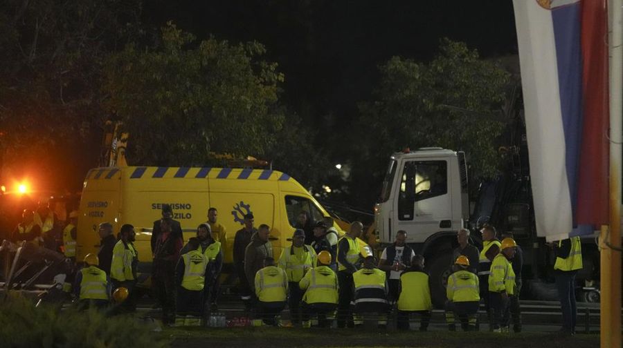 Petugas penyelamat membersihkan puing-puing setelah atap runtuh di pintu masuk stasiun kereta api di Novi Sad, Serbia, 1 November 2024. (Serbian Interior Ministry/Handout via REUTERS)
