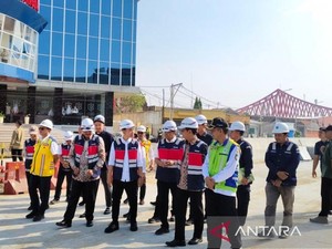 Naik Maung, Gibran Tinjau Simpang Joglo Solo dan Sapa Warga