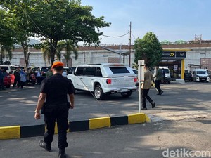 Gibran Naik Maung Garuda Saat Tinjau Uji Coba Trem Baterai di Stasiun Purwosari