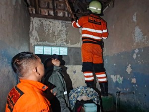 Wanita di Bogor Terluka Akibat Tertimpa Atap Rumah Ambruk