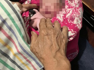 Teganya Ibu Surabaya Buang Bayi yang Baru Lahir 4 Jam ke Atap Rumah Warga