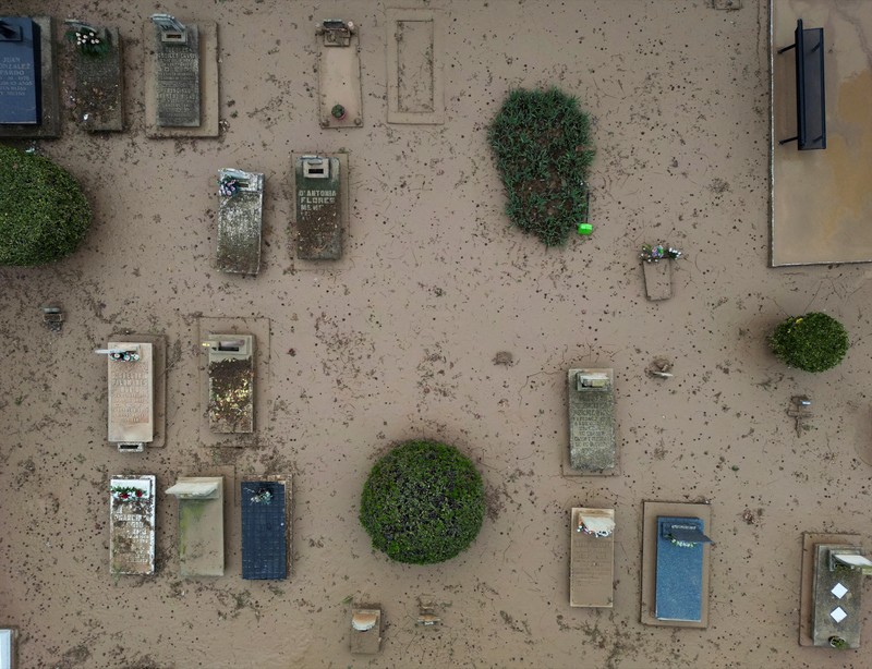 EUROPE-WEATHER/SPAIN-STORM A firefighter searches for possible victims inside cars damaged following heavy rains that caused floods, in Alfafar, Valencia, Spain, November 1, 2024. REUTERS/Susana Vera