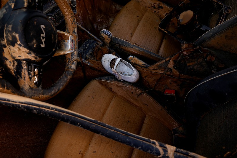 EUROPE-WEATHER/SPAIN-STORM A firefighter searches for possible victims inside cars damaged following heavy rains that caused floods, in Alfafar, Valencia, Spain, November 1, 2024. REUTERS/Susana Vera