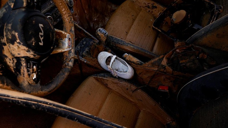 A firefighter searches for possible victims inside cars damaged following heavy rains that caused floods, in Alfafar, Valencia, Spain, November 1, 2024. REUTERS/Susana Vera
