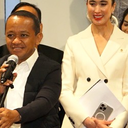 Kisah Prabowo Dibawakan 26 Buku Tebal oleh Bahlil