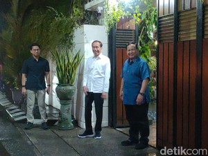 Prabowo dan Jokowi Wedangan di Omah Semar Solo