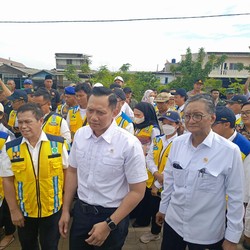 Berkemeja Putih, AHY dan Menteri Hanggodo Blusukan ke Kalibaru-Cek Ini