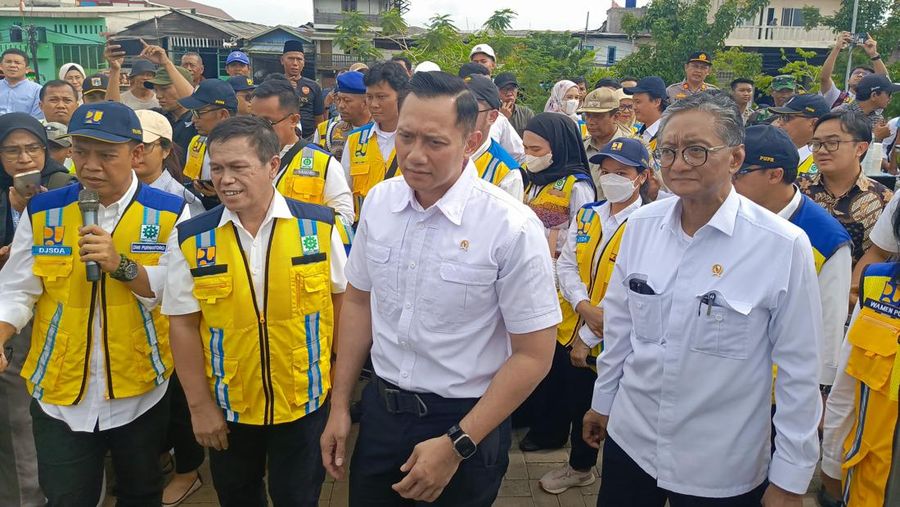 AHY-Menteri PU Dody Hanggodo blusukan ke Kalibaru. (վ/ Rosseno Aji)