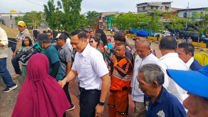 AHY-Menteri PU Dody Hanggodo blusukan ke Kalibaru. (CNBC Indonesia/ Rosseno Aji)