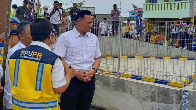 Lagi Blusukan di Kalibaru, AHY-Menteri Hanggodo Dapat Kejutan Warga