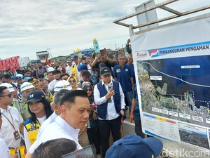 AHY Tinjau Tanggul Laut Jakarta di Kalibaru