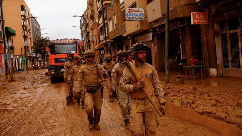 Seorang wanita membersihkan lumpur tebal, akibat banjir akibat hujan lebat, di Sedavi, dekat Valencia, Spanyol, 3 November 2024. (REUTERS/Susana Vera)