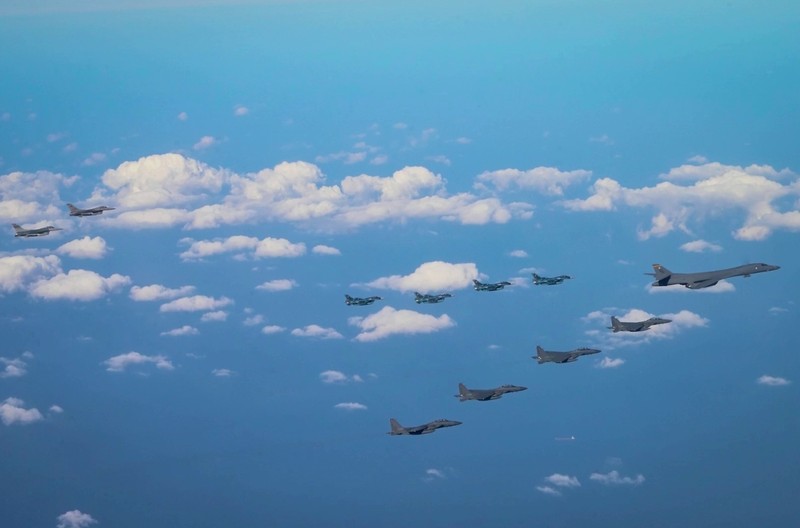 AS kerahkan pesawat pengebom nuklir dalam latihan trilateral dengan Korsel dan Jepang pada (3/11/2024), sebagai respons uji coba ICBM Korea Utara yang ditujukan ke AS. AS kerahkan pesawat pengebom nuklir dalam latihan trilateral dengan Korsel dan Jepang pada (3/11/2024), sebagai respons uji coba ICBM Korea Utara yang ditujukan ke AS. (Tangkapan Layar Video Reuters/U.S. AIR FORCE HANDOUT VIA SOUTH KOREA'S DEFENCE MINISTRY)