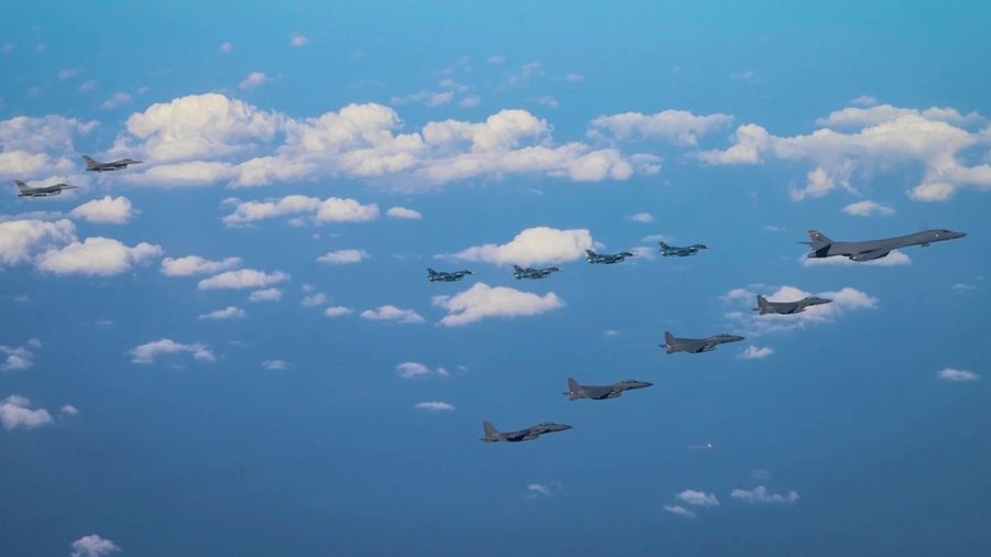 AS kerahkan pesawat pengebom nuklir dalam latihan trilateral dengan Korsel dan Jepang pada (3/11/2024), sebagai respons uji coba ICBM Korea Utara yang ditujukan ke AS. (Tangkapan Layar Video Reuters/U.S. AIR FORCE HANDOUT VIA SOUTH KOREA'S DEFENCE MINISTRY)