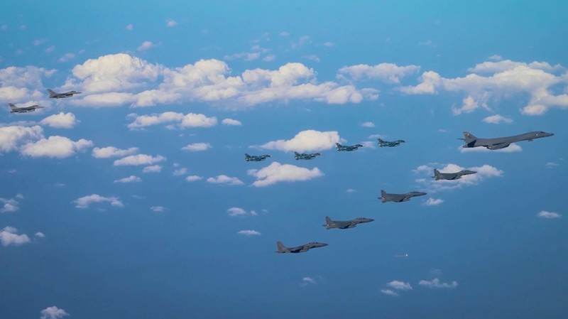 AS kerahkan pesawat pengebom nuklir dalam latihan trilateral dengan Korsel dan Jepang pada (3/11/2024), sebagai respons uji coba ICBM Korea Utara yang ditujukan ke AS. (Tangkapan Layar Video Reuters/U.S. AIR FORCE HANDOUT VIA SOUTH KOREA'S DEFENCE MINISTRY)