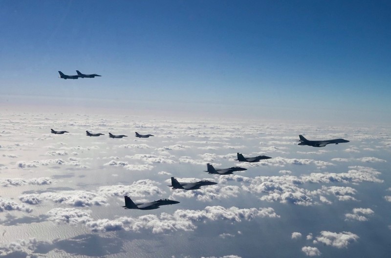 AS kerahkan pesawat pengebom nuklir dalam latihan trilateral dengan Korsel dan Jepang pada (3/11/2024), sebagai respons uji coba ICBM Korea Utara yang ditujukan ke AS. AS kerahkan pesawat pengebom nuklir dalam latihan trilateral dengan Korsel dan Jepang pada (3/11/2024), sebagai respons uji coba ICBM Korea Utara yang ditujukan ke AS. (Tangkapan Layar Video Reuters/U.S. AIR FORCE HANDOUT VIA SOUTH KOREA'S DEFENCE MINISTRY)