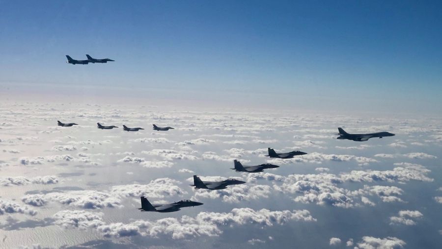 AS kerahkan pesawat pengebom nuklir dalam latihan trilateral dengan Korsel dan Jepang pada (3/11/2024), sebagai respons uji coba ICBM Korea Utara yang ditujukan ke AS. (Tangkapan Layar Video Reuters/U.S. AIR FORCE HANDOUT VIA SOUTH KOREA'S DEFENCE MINISTRY)