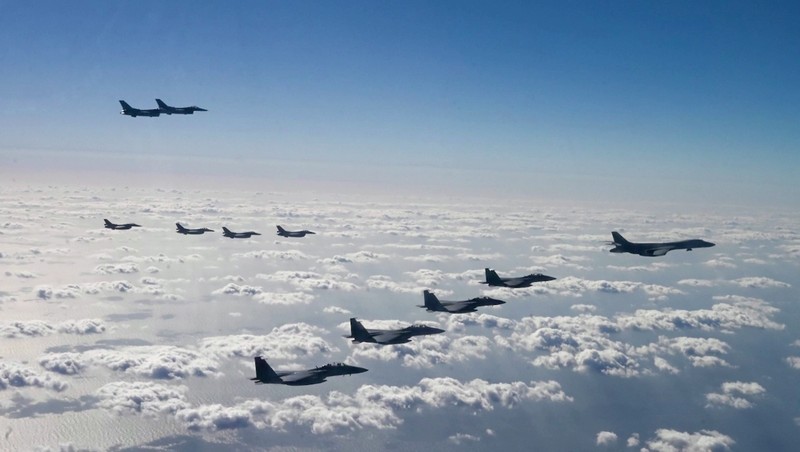 AS kerahkan pesawat pengebom nuklir dalam latihan trilateral dengan Korsel dan Jepang pada (3/11/2024), sebagai respons uji coba ICBM Korea Utara yang ditujukan ke AS. (Tangkapan Layar Video Reuters/U.S. AIR FORCE HANDOUT VIA SOUTH KOREA'S DEFENCE MINISTRY)