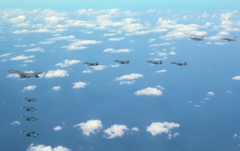 AS kerahkan pesawat pengebom nuklir dalam latihan trilateral dengan Korsel dan Jepang pada (3/11/2024), sebagai respons uji coba ICBM Korea Utara yang ditujukan ke AS. AS kerahkan pesawat pengebom nuklir dalam latihan trilateral dengan Korsel dan Jepang pada (3/11/2024), sebagai respons uji coba ICBM Korea Utara yang ditujukan ke AS. (Tangkapan Layar Video Reuters/U.S. AIR FORCE HANDOUT VIA SOUTH KOREA'S DEFENCE MINISTRY)