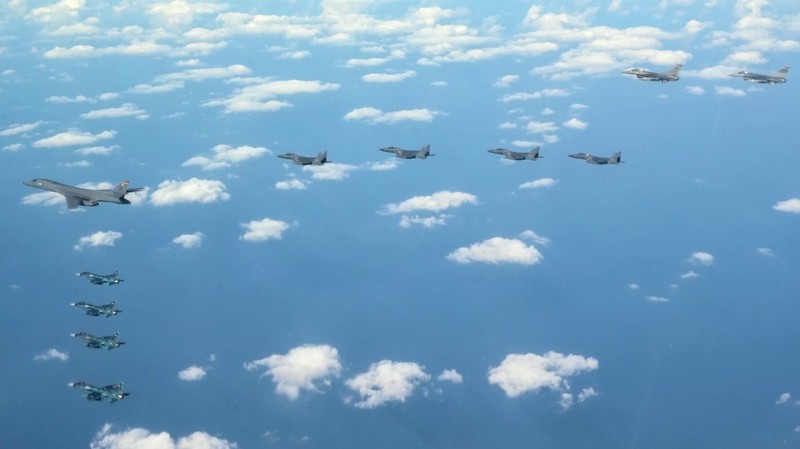 AS kerahkan pesawat pengebom nuklir dalam latihan trilateral dengan Korsel dan Jepang pada (3/11/2024), sebagai respons uji coba ICBM Korea Utara yang ditujukan ke AS. (Tangkapan Layar Video Reuters/U.S. AIR FORCE HANDOUT VIA SOUTH KOREA'S DEFENCE MINISTRY)