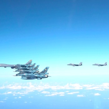 Penampakan Pesawat Bomber Nuklir AS di Langit Korea, Siap Perang?