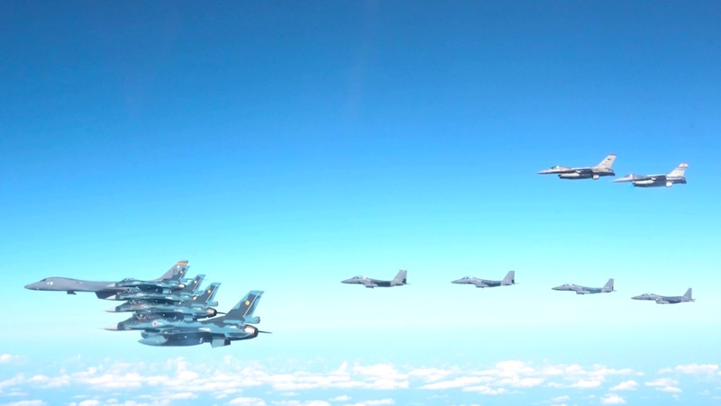 AS kerahkan pesawat pengebom nuklir dalam latihan trilateral dengan Korsel dan Jepang pada (3/11/2024), sebagai respons uji coba ICBM Korea Utara yang ditujukan ke AS. (Tangkapan Layar Video Reuters/U.S. AIR FORCE HANDOUT VIA SOUTH KOREA'S DEFENCE MINISTRY)