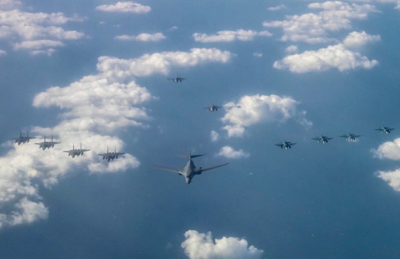 AS kerahkan pesawat pengebom nuklir dalam latihan trilateral dengan Korsel dan Jepang pada (3/11/2024), sebagai respons uji coba ICBM Korea Utara yang ditujukan ke AS. AS kerahkan pesawat pengebom nuklir dalam latihan trilateral dengan Korsel dan Jepang pada (3/11/2024), sebagai respons uji coba ICBM Korea Utara yang ditujukan ke AS. (Tangkapan Layar Video Reuters/U.S. AIR FORCE HANDOUT VIA SOUTH KOREA'S DEFENCE MINISTRY)