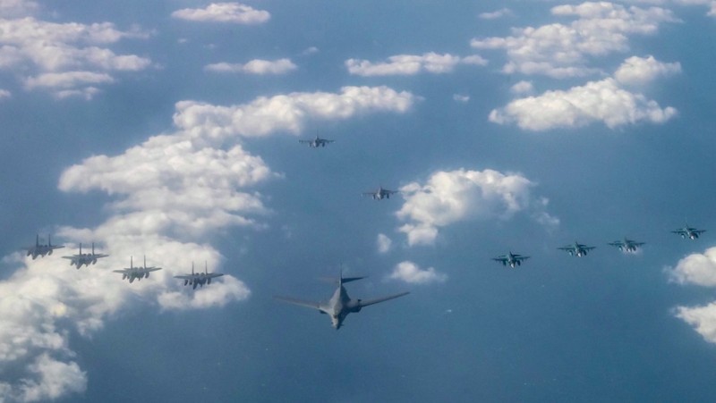 AS kerahkan pesawat pengebom nuklir dalam latihan trilateral dengan Korsel dan Jepang pada (3/11/2024), sebagai respons uji coba ICBM Korea Utara yang ditujukan ke AS. (Tangkapan Layar Video Reuters/U.S. AIR FORCE HANDOUT VIA SOUTH KOREA'S DEFENCE MINISTRY)
