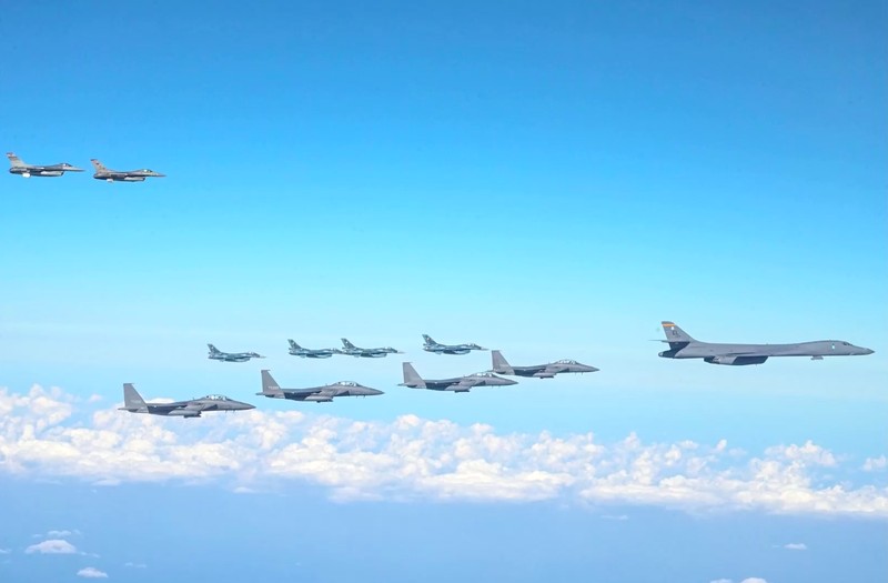 AS kerahkan pesawat pengebom nuklir dalam latihan trilateral dengan Korsel dan Jepang pada (3/11/2024), sebagai respons uji coba ICBM Korea Utara yang ditujukan ke AS. (Tangkapan Layar Video Reuters/U.S. AIR FORCE HANDOUT VIA SOUTH KOREA'S DEFENCE MINISTRY)