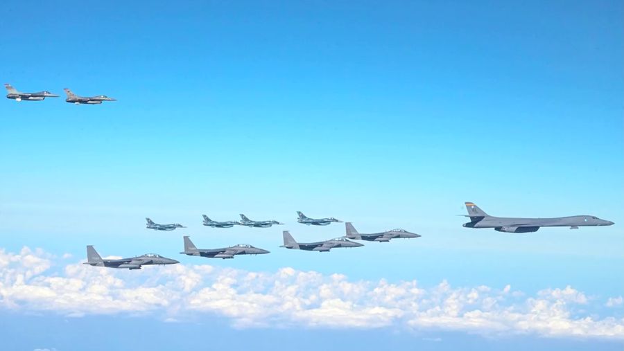 AS kerahkan pesawat pengebom nuklir dalam latihan trilateral dengan Korsel dan Jepang pada (3/11/2024), sebagai respons uji coba ICBM Korea Utara yang ditujukan ke AS. (Tangkapan Layar Video Reuters/U.S. AIR FORCE HANDOUT VIA SOUTH KOREA'S DEFENCE MINISTRY)