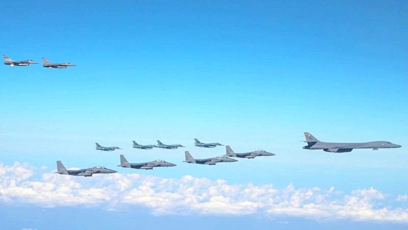 AS kerahkan pesawat pengebom nuklir dalam latihan trilateral dengan Korsel dan Jepang pada (3/11/2024), sebagai respons uji coba ICBM Korea Utara yang ditujukan ke AS. (Tangkapan Layar Video Reuters/U.S. AIR FORCE HANDOUT VIA SOUTH KOREA'S DEFENCE MINISTRY)