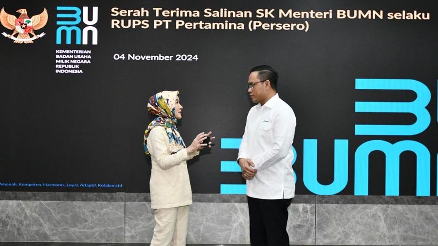 Direktur Utama PT Pertamina (Persero), Nicke Widyawati (kiri) saat dalam Serah Terima Salinan SK Menteri BUMN selaku RUPS PT Pertamina (Persero). (Dok. PT Pertamina (Persero))