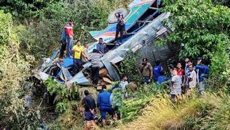 This handout photograph taken on November 4, 2024 and released by the Department of Information and Public Relations (DIPR) Uttarakhand shows people at the site of a bus accident, after it fell into a gorge at Almora district in India's Uttarakhand state. A bus in India plunged into river in a deep Himalayan ravine on November 4, with at least 36 passengers killed, a government official said. (Photo by Department of Information and Public Relations (DIPR) Uttarakhand / AFP) / RESTRICTED TO EDITORIAL USE - MANDATORY CREDIT 