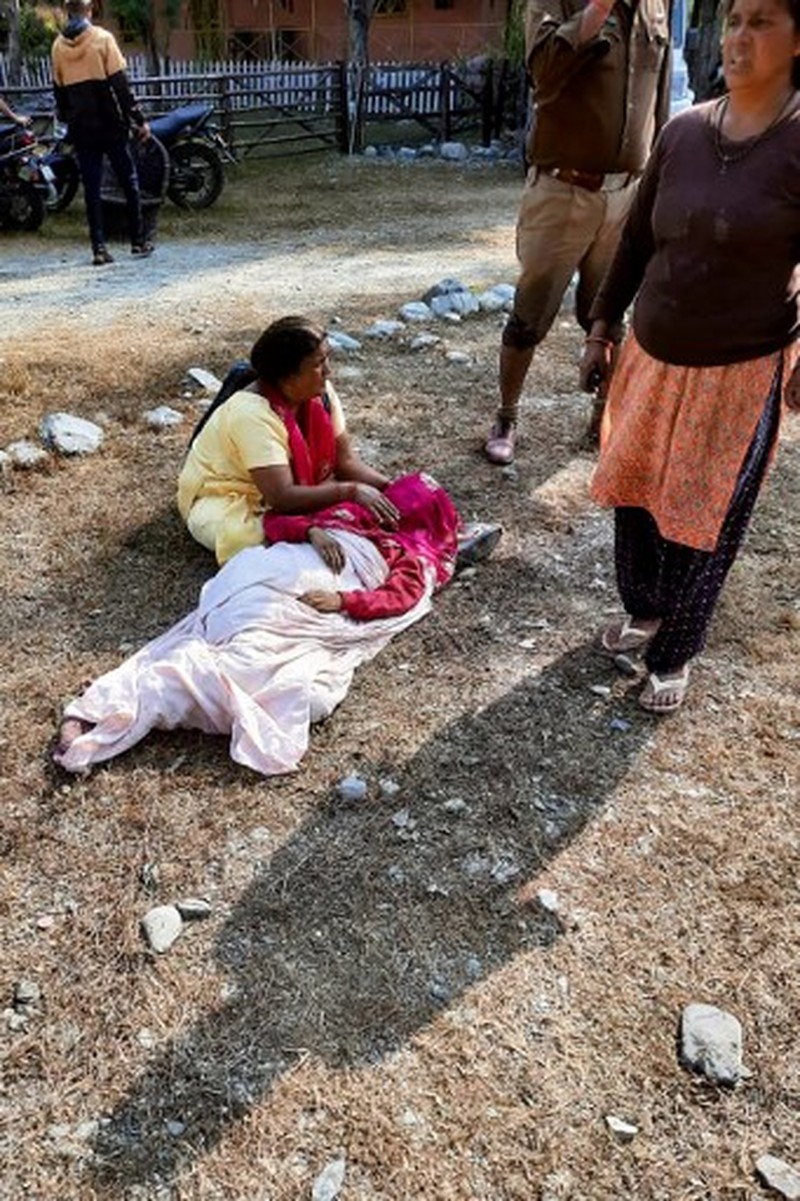INDIA-ACCIDENT This handout photograph taken on November 4, 2024 and released by the Department of Information and Public Relations (DIPR) Uttarakhand shows people at the site of a bus accident, after it fell into a gorge at Almora district in India's Uttarakhand state. A bus in India plunged into river in a deep Himalayan ravine on November 4, with at least 36 passengers killed, a government official said. (Photo by Department of Information and Public Relations (DIPR) Uttarakhand / AFP) / RESTRICTED TO EDITORIAL USE - MANDATORY CREDIT
