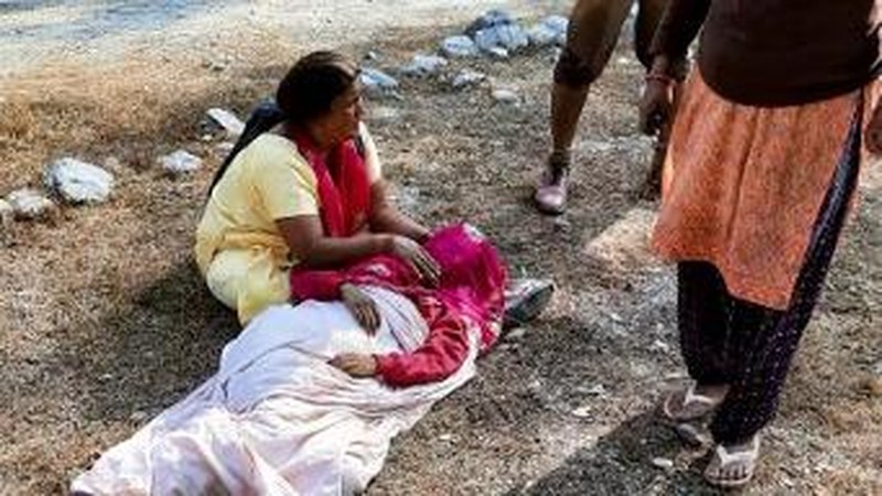 This handout photograph taken on November 4, 2024 and released by the Department of Information and Public Relations (DIPR) Uttarakhand shows people at the site of a bus accident, after it fell into a gorge at Almora district in India's Uttarakhand state. A bus in India plunged into river in a deep Himalayan ravine on November 4, with at least 36 passengers killed, a government official said. (Photo by Department of Information and Public Relations (DIPR) Uttarakhand / AFP) / RESTRICTED TO EDITORIAL USE - MANDATORY CREDIT 