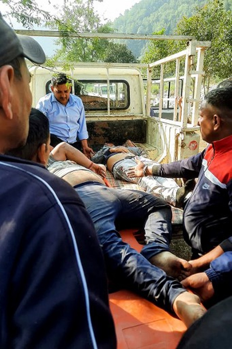 INDIA-ACCIDENT This handout photograph taken on November 4, 2024 and released by the Department of Information and Public Relations (DIPR) Uttarakhand shows people at the site of a bus accident, after it fell into a gorge at Almora district in India's Uttarakhand state. A bus in India plunged into river in a deep Himalayan ravine on November 4, with at least 36 passengers killed, a government official said. (Photo by Department of Information and Public Relations (DIPR) Uttarakhand / AFP) / RESTRICTED TO EDITORIAL USE - MANDATORY CREDIT
