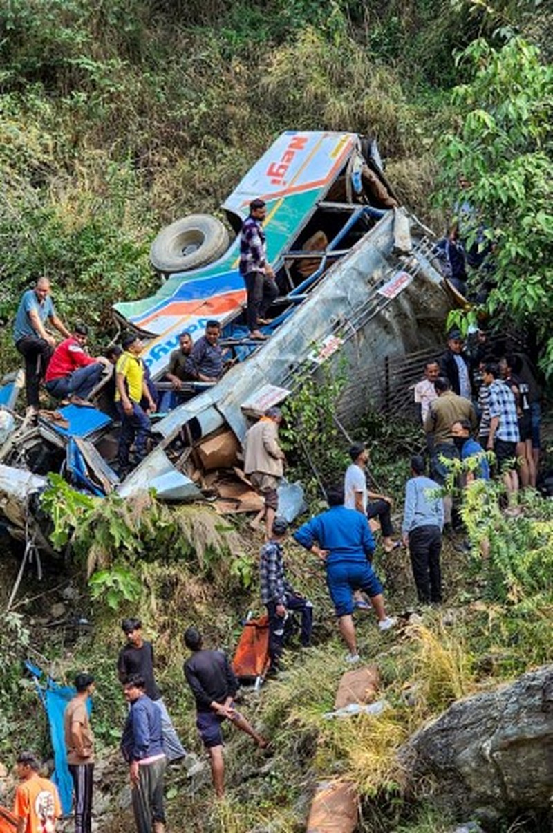 INDIA-ACCIDENT This handout photograph taken on November 4, 2024 and released by the Department of Information and Public Relations (DIPR) Uttarakhand shows people at the site of a bus accident, after it fell into a gorge at Almora district in India's Uttarakhand state. A bus in India plunged into river in a deep Himalayan ravine on November 4, with at least 36 passengers killed, a government official said. (Photo by Department of Information and Public Relations (DIPR) Uttarakhand / AFP) / RESTRICTED TO EDITORIAL USE - MANDATORY CREDIT